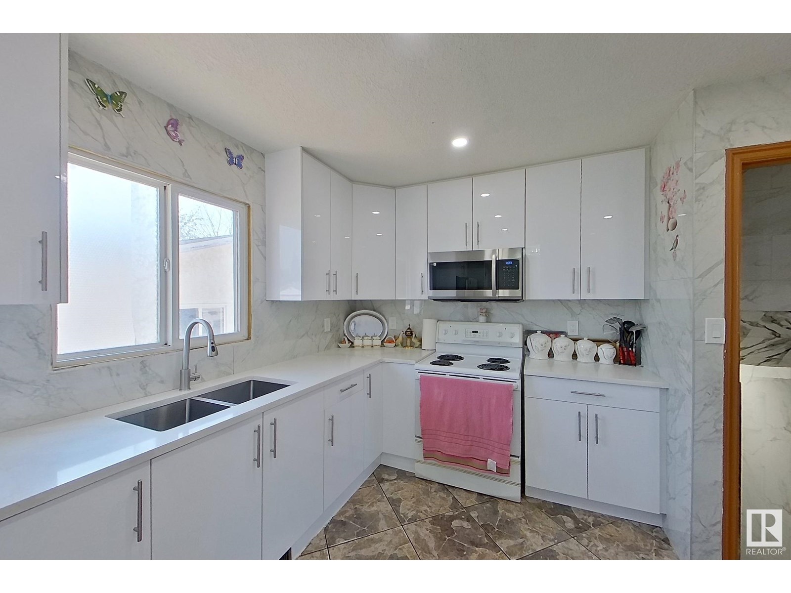 Photo 5 of 16729 109 A St Nw, Edmonton AB