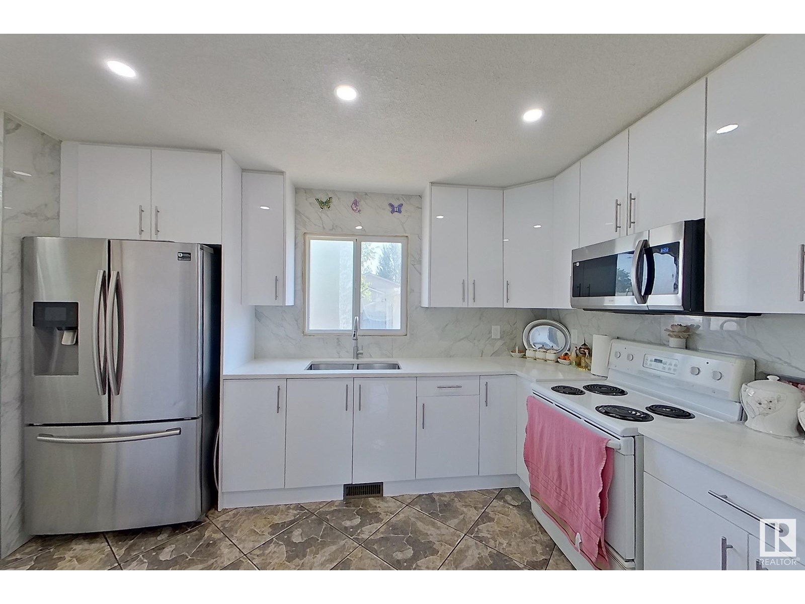Photo 16 of 16729 109 A St Nw, Edmonton AB