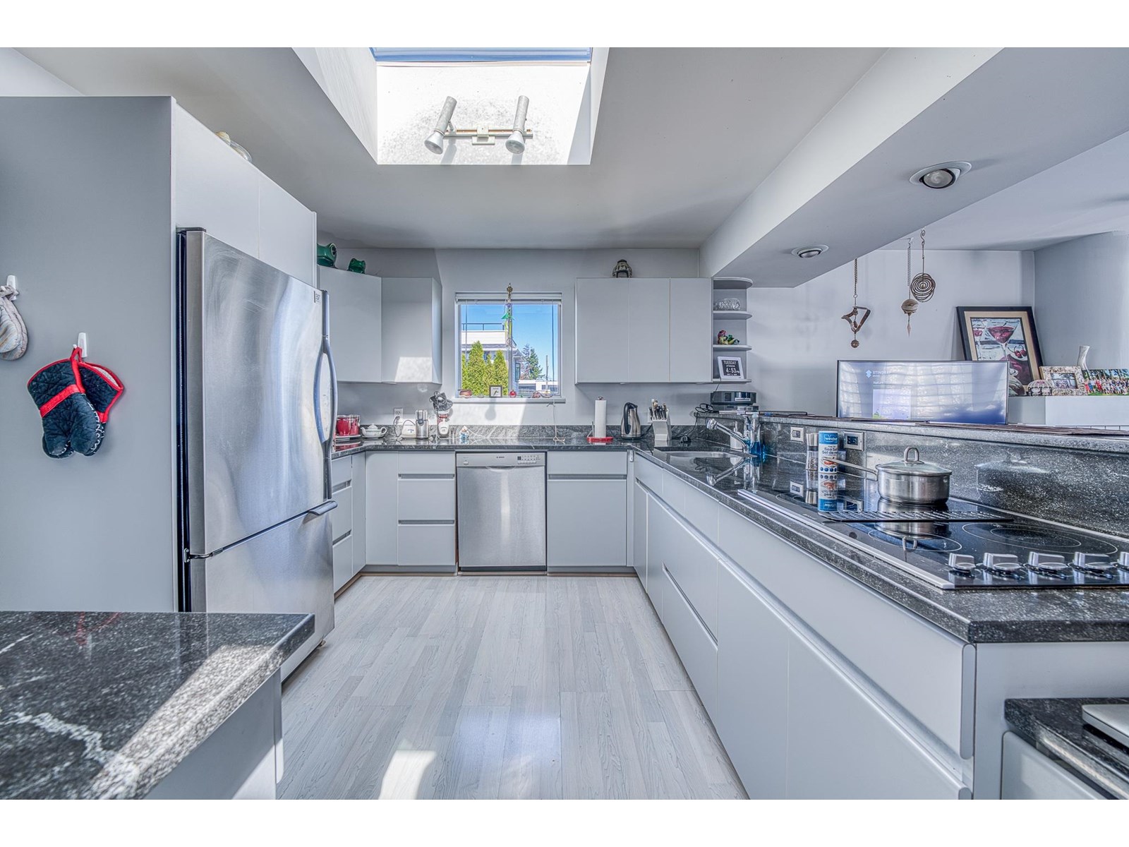 Photo 8 of 15662 Semiahmoo Avenue, White Rock BC
