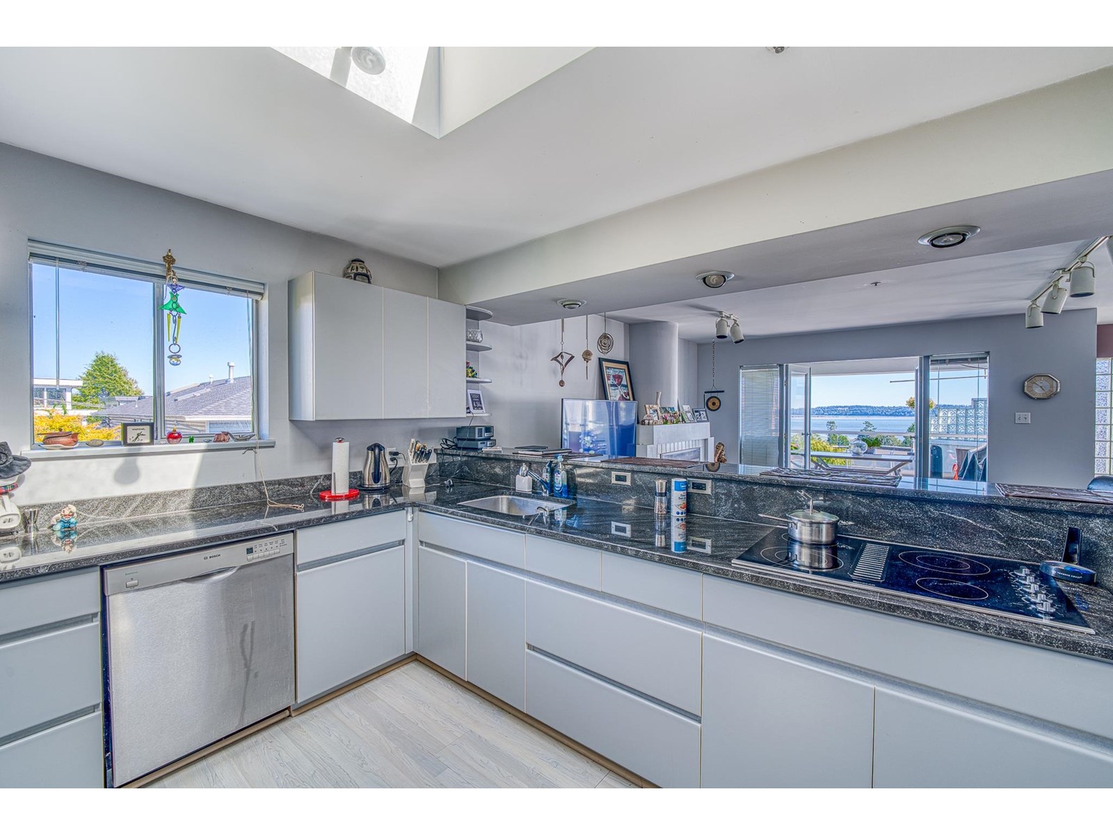 Photo 7 of 15662 Semiahmoo Avenue, White Rock BC