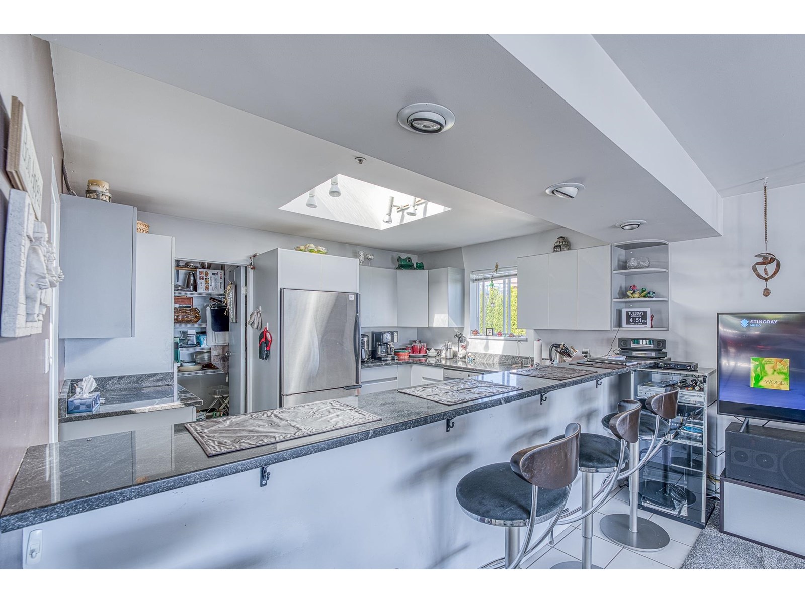 Photo 9 of 15662 Semiahmoo Avenue, White Rock BC