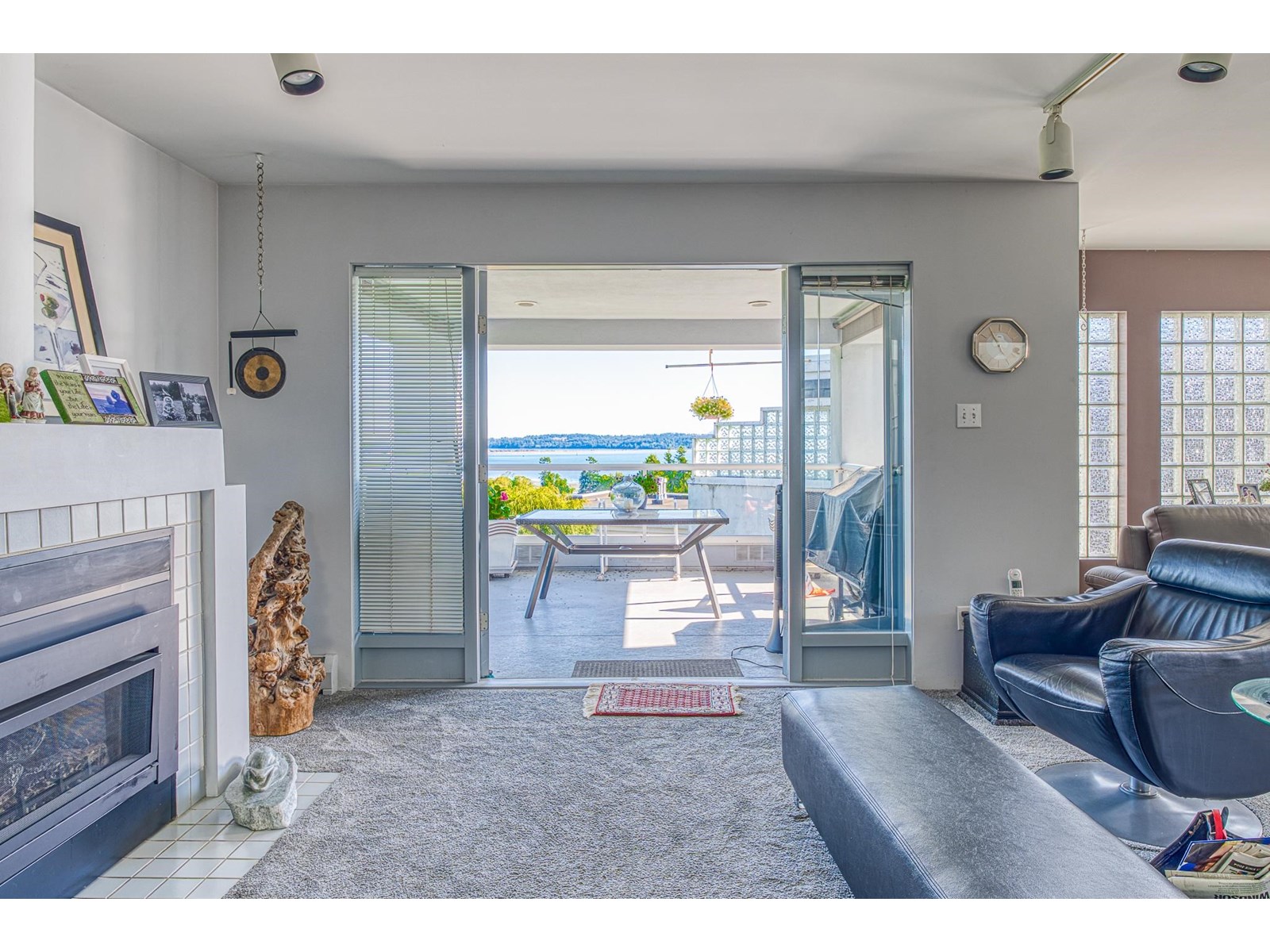 Photo 3 of 15662 Semiahmoo Avenue, White Rock BC