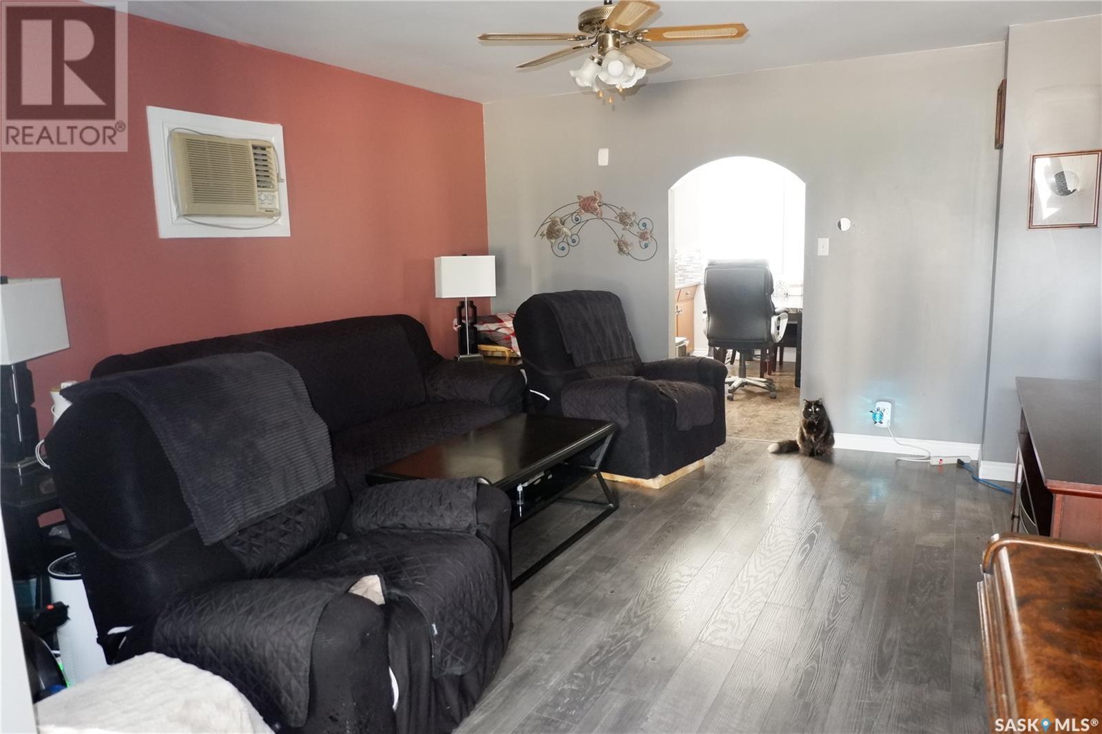 Photo 10 of 215 4th Avenue E, Assiniboia SK