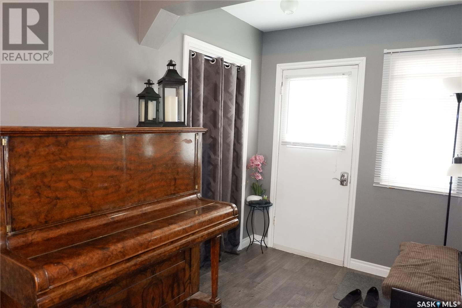 Photo 11 of 215 4th Avenue E, Assiniboia SK