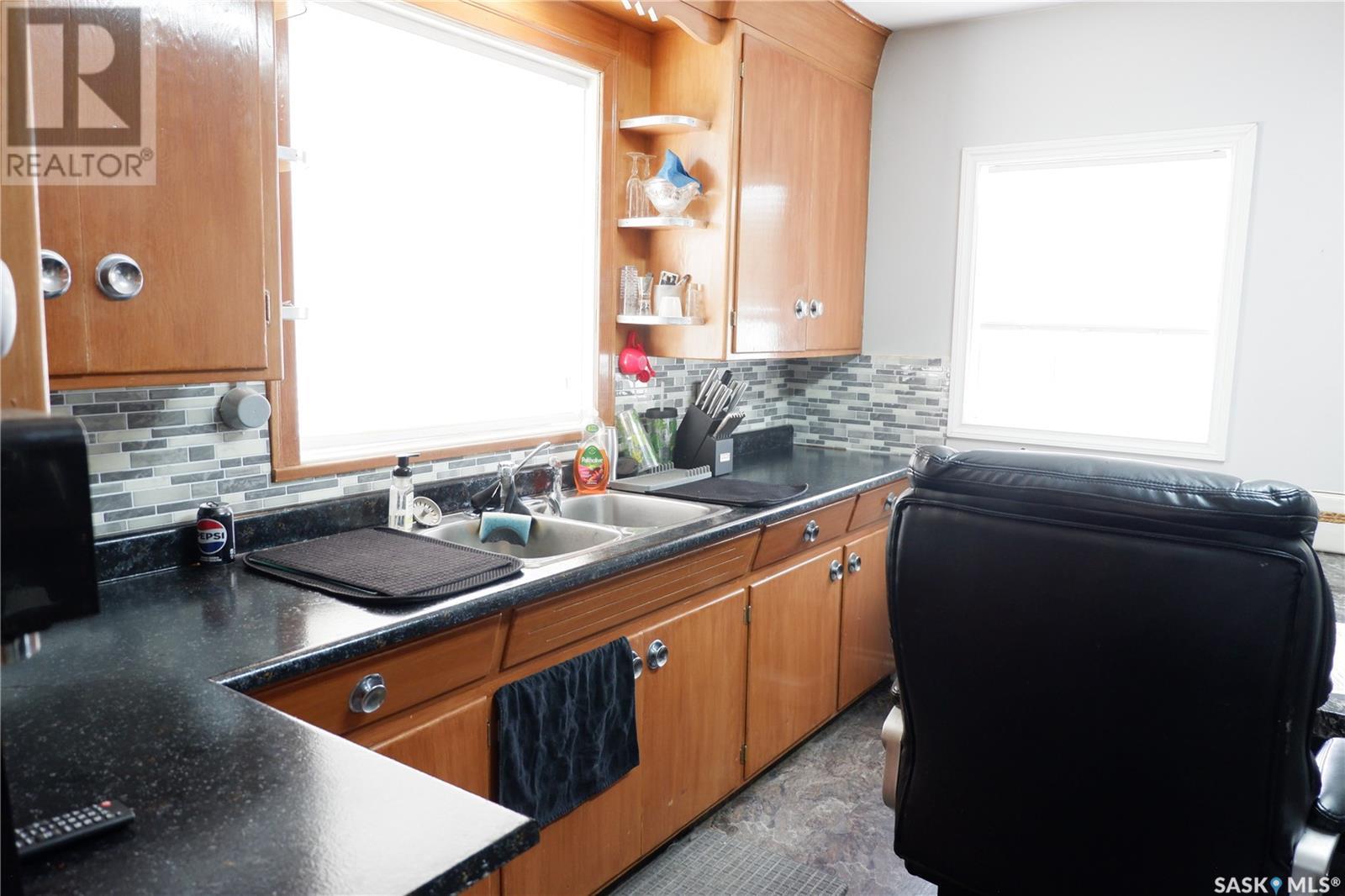 Photo 6 of 215 4th Avenue E, Assiniboia SK
