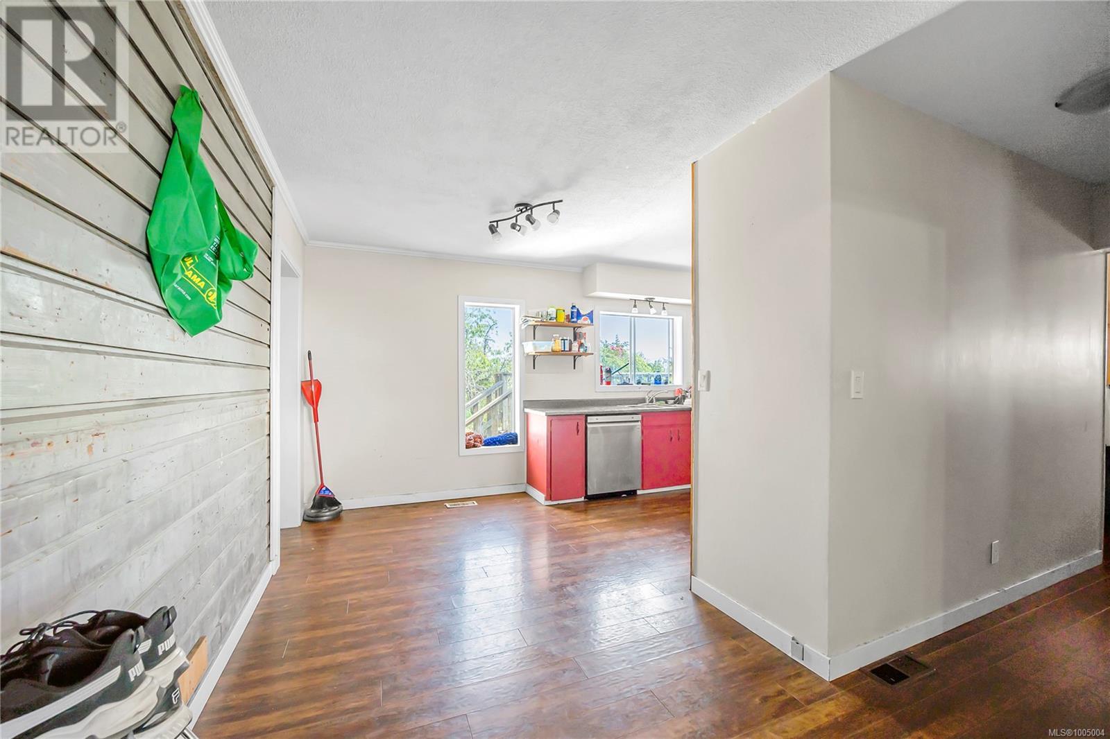 Photo 5 of 680 Pine St, Nanaimo BC