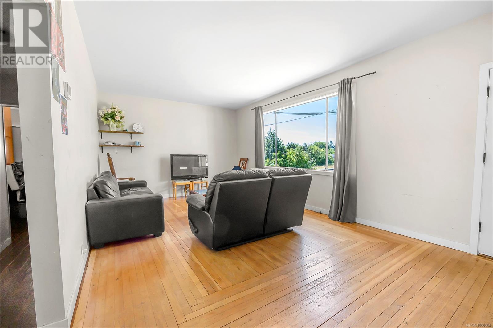 Photo 8 of 680 Pine St, Nanaimo BC