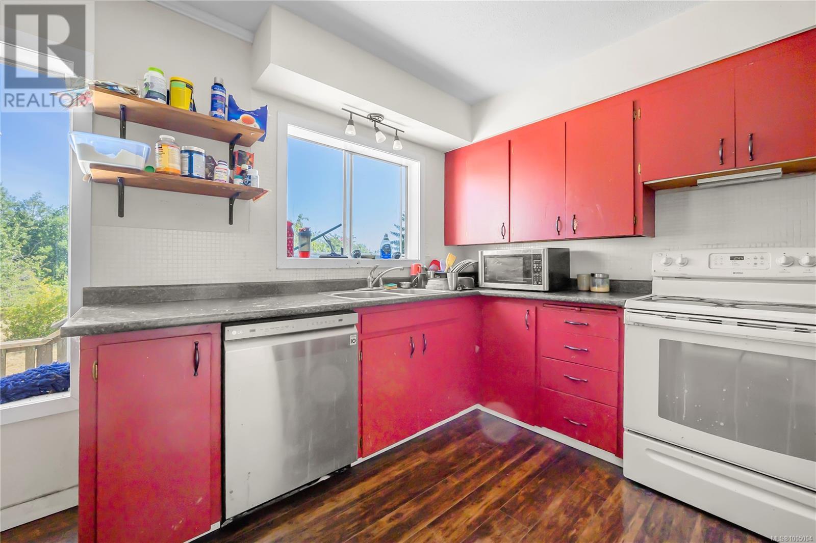 Photo 2 of 680 Pine St, Nanaimo BC