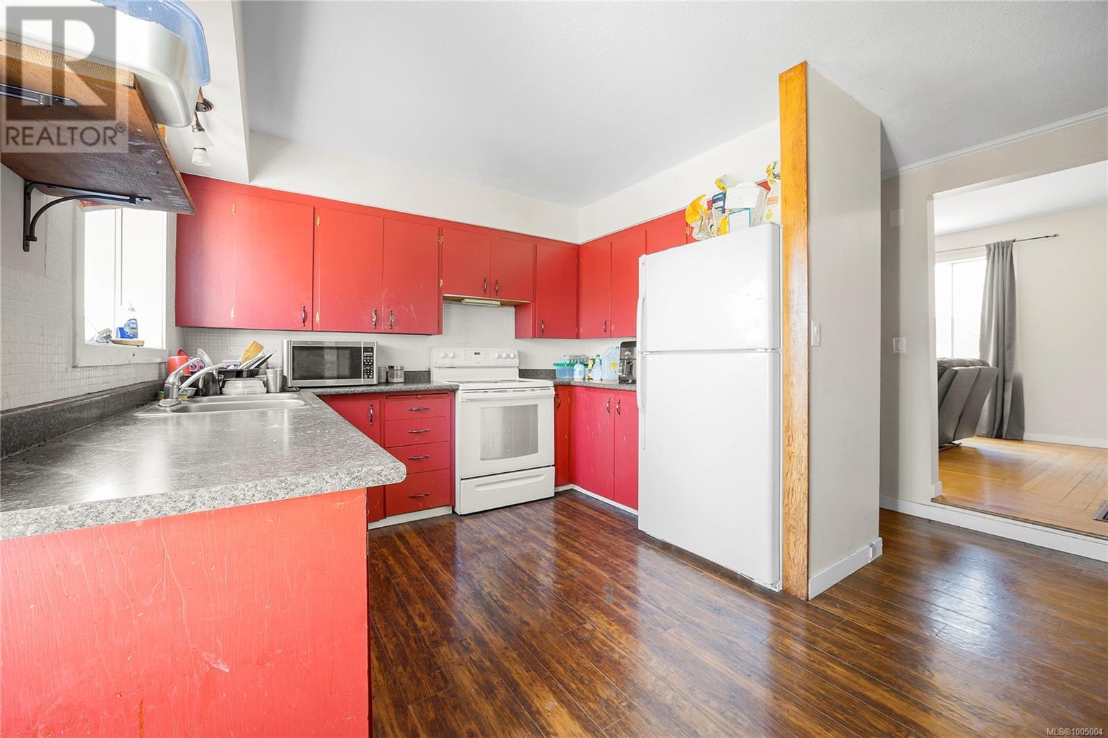 Photo 3 of 680 Pine St, Nanaimo BC