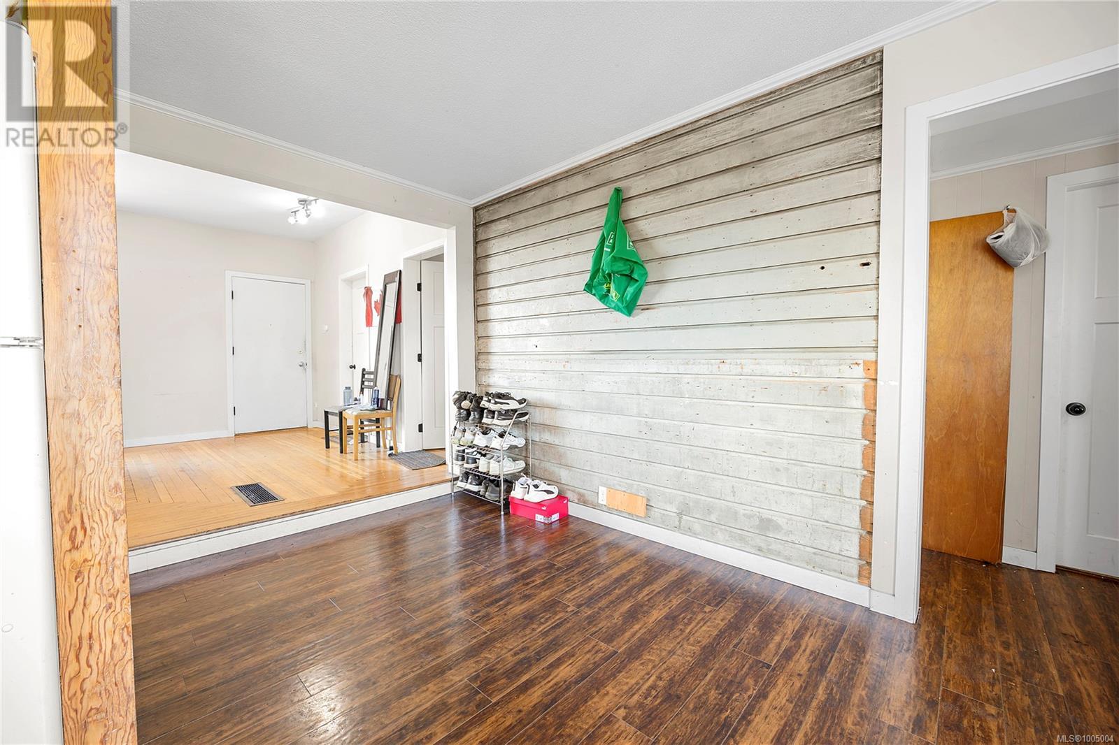 Photo 11 of 680 Pine St, Nanaimo BC