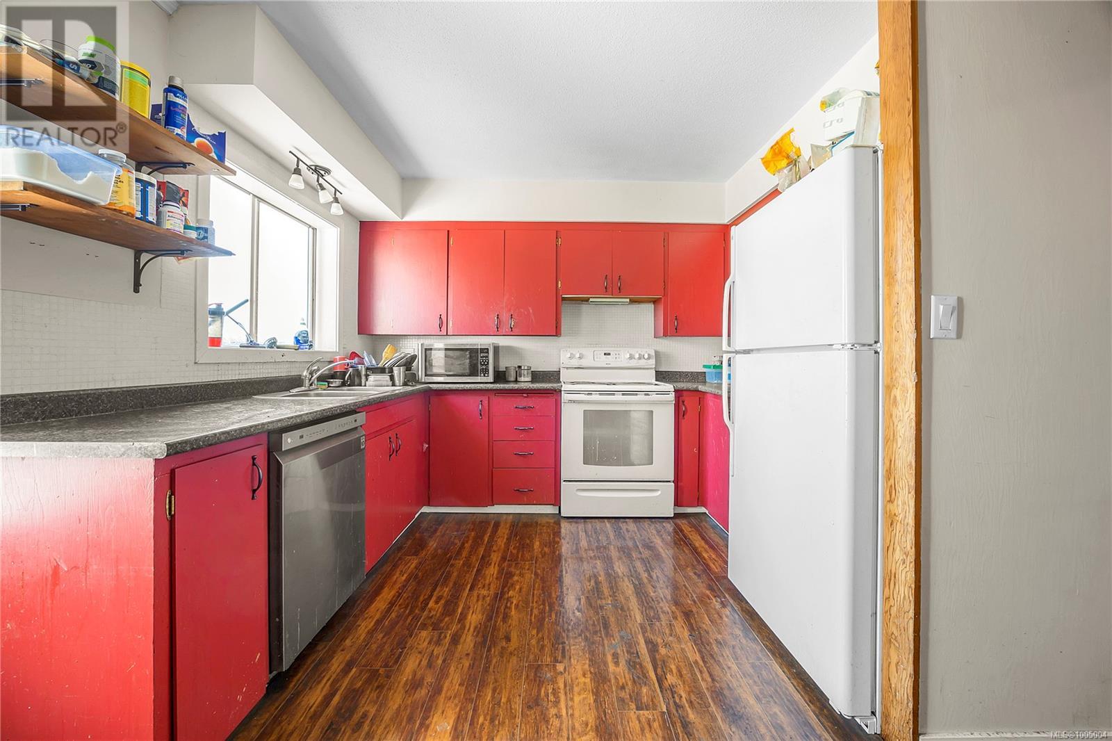 Photo 4 of 680 Pine St, Nanaimo BC