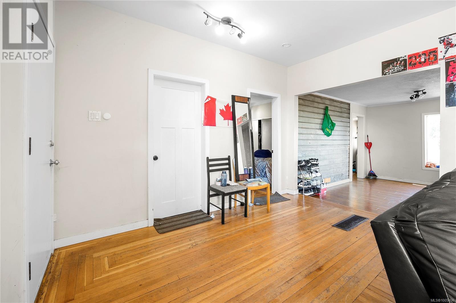 Photo 12 of 680 Pine St, Nanaimo BC