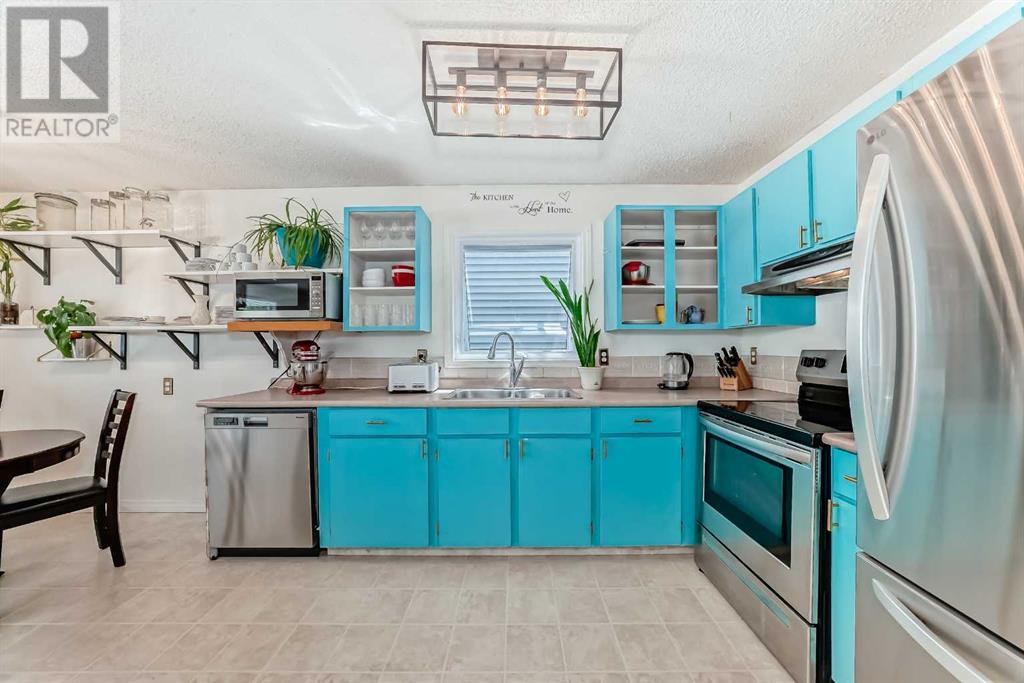 Single Family House Bi-level for Sale in  Shawcliffe Circle SW Shawnessy Calgary 