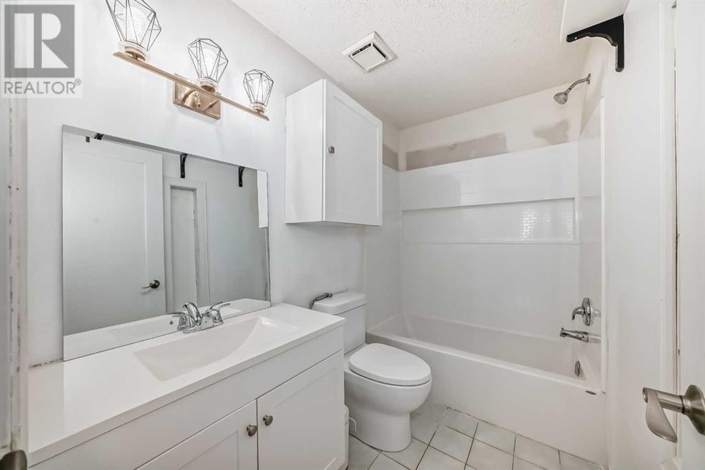 Single Family House Bi-level for Sale in  Shawcliffe Circle SW Shawnessy Calgary 