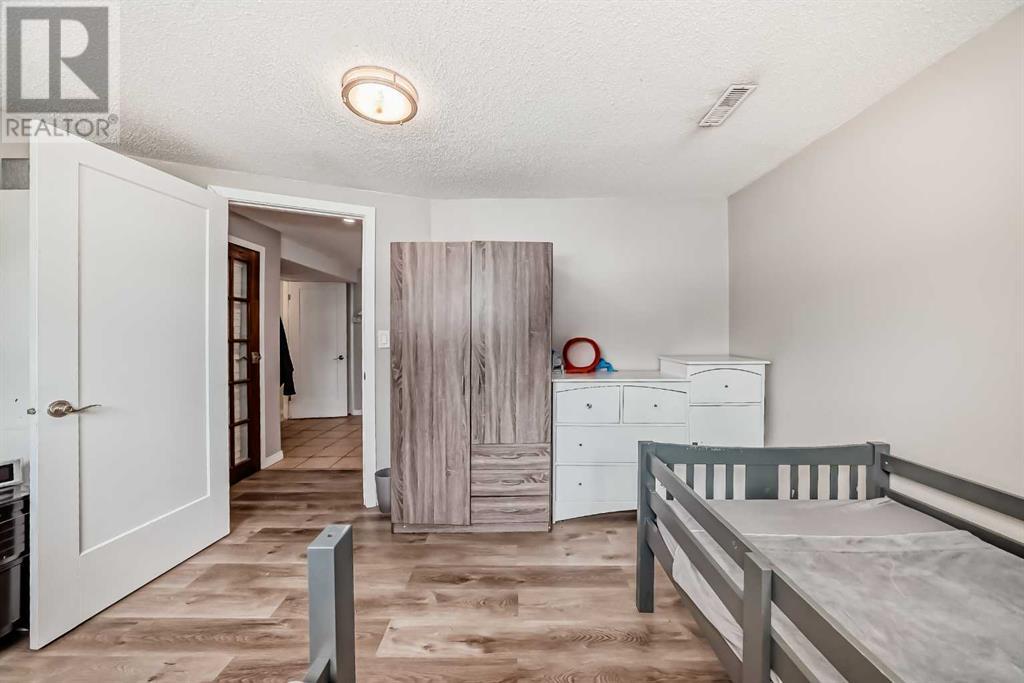 Single Family House Bi-level for Sale in  Shawcliffe Circle SW Shawnessy Calgary 