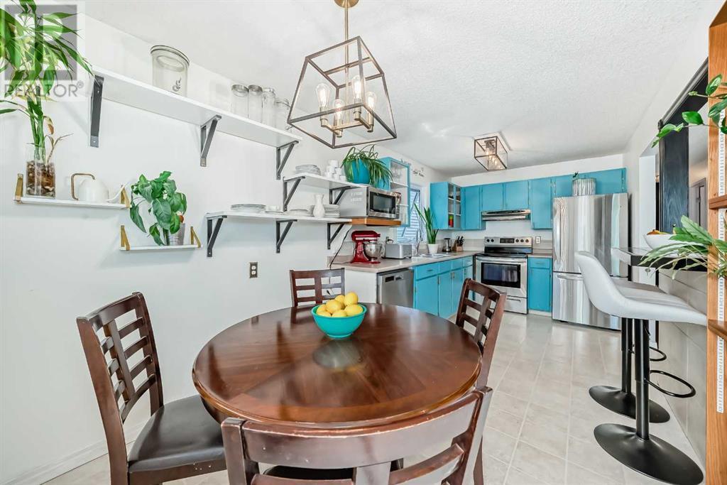 Single Family House Bi-level for Sale in  Shawcliffe Circle SW Shawnessy Calgary 