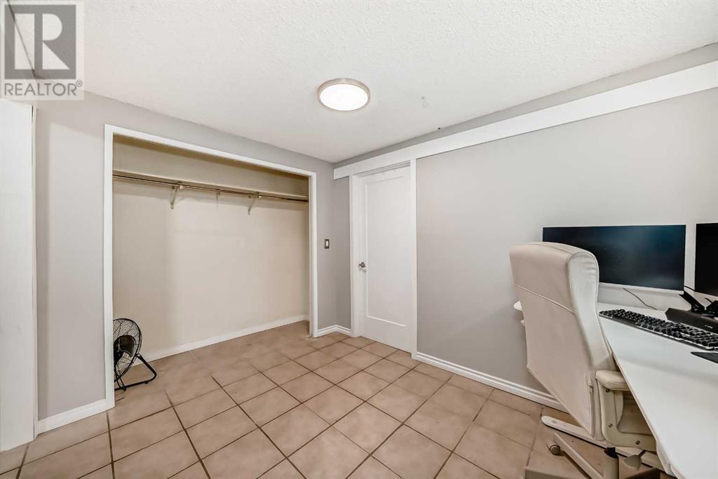 Single Family House Bi-level for Sale in  Shawcliffe Circle SW Shawnessy Calgary 