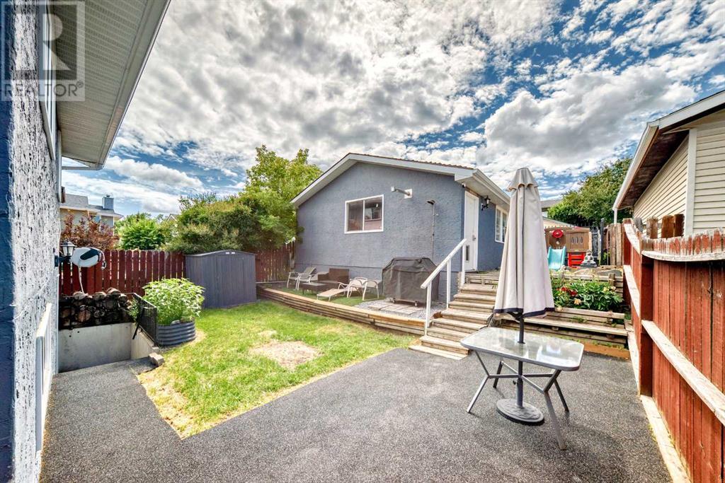 Single Family House Bi-level for Sale in  Shawcliffe Circle SW Shawnessy Calgary 