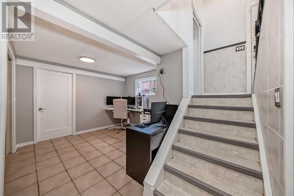 Single Family House Bi-level for Sale in  Shawcliffe Circle SW Shawnessy Calgary 