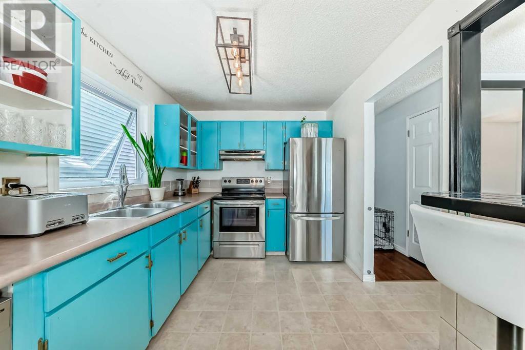 Single Family House Bi-level for Sale in  Shawcliffe Circle SW Shawnessy Calgary 