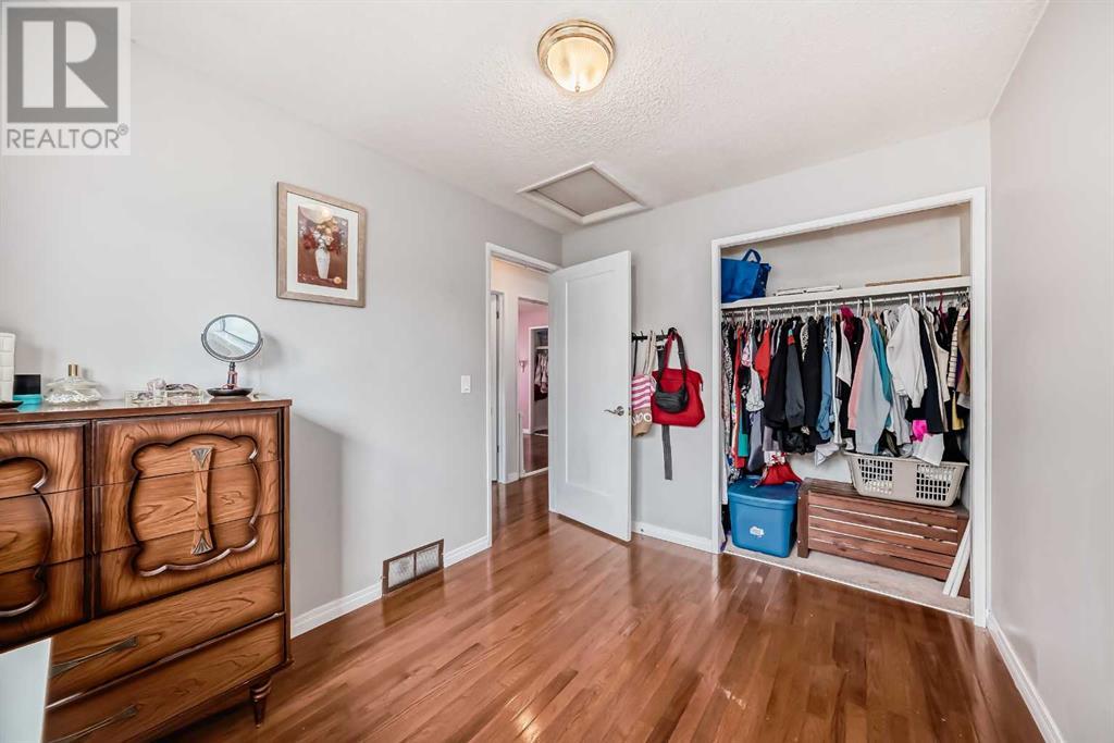 Single Family House Bi-level for Sale in  Shawcliffe Circle SW Shawnessy Calgary 