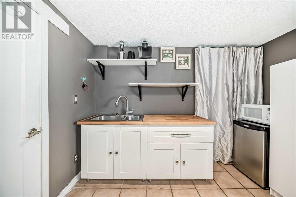 Single Family House Bi-level for Sale in  Shawcliffe Circle SW Shawnessy Calgary 