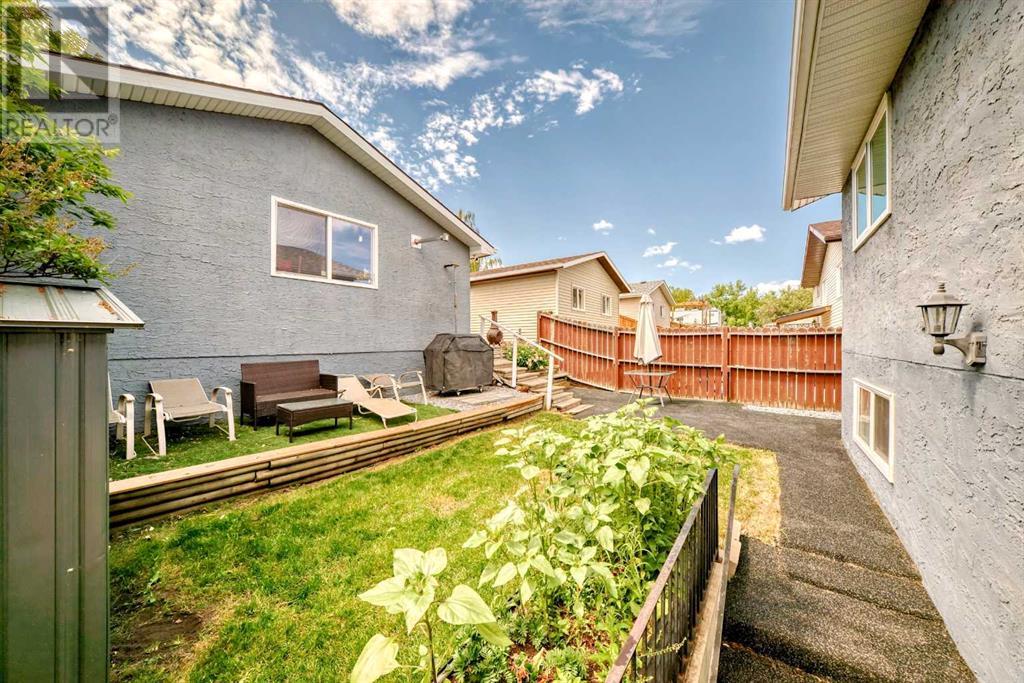 Single Family House Bi-level for Sale in  Shawcliffe Circle SW Shawnessy Calgary 