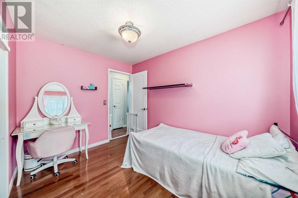 Single Family House Bi-level for Sale in  Shawcliffe Circle SW Shawnessy Calgary 