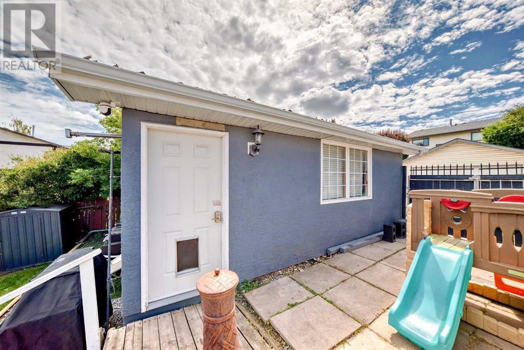 Single Family House Bi-level for Sale in  Shawcliffe Circle SW Shawnessy Calgary 
