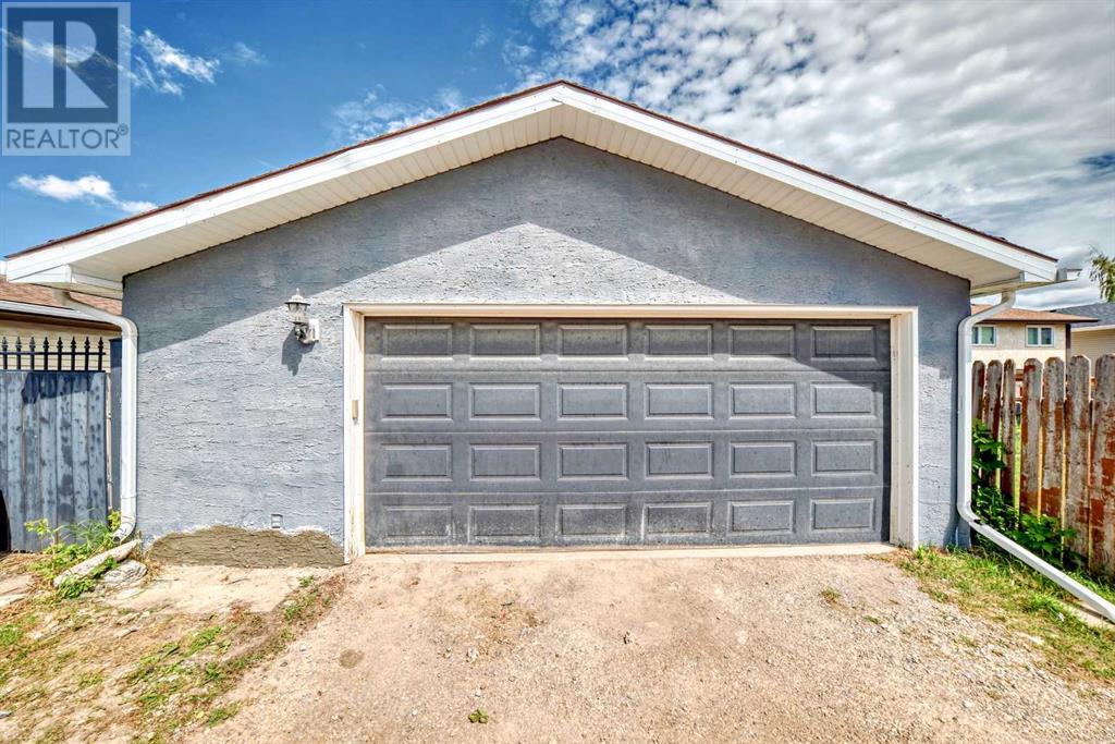Single Family House Bi-level for Sale in  Shawcliffe Circle SW Shawnessy Calgary 