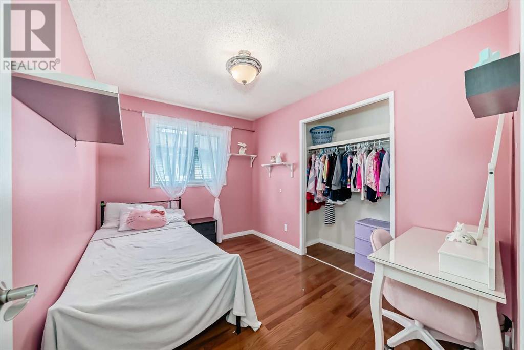 Single Family House Bi-level for Sale in  Shawcliffe Circle SW Shawnessy Calgary 