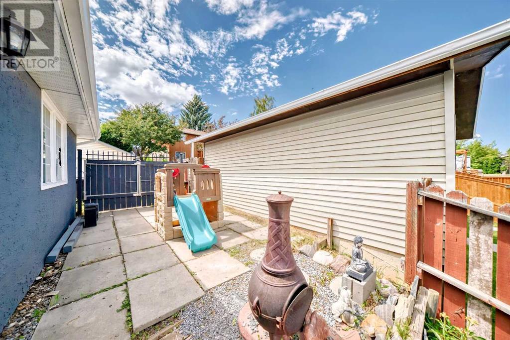 Single Family House Bi-level for Sale in  Shawcliffe Circle SW Shawnessy Calgary 