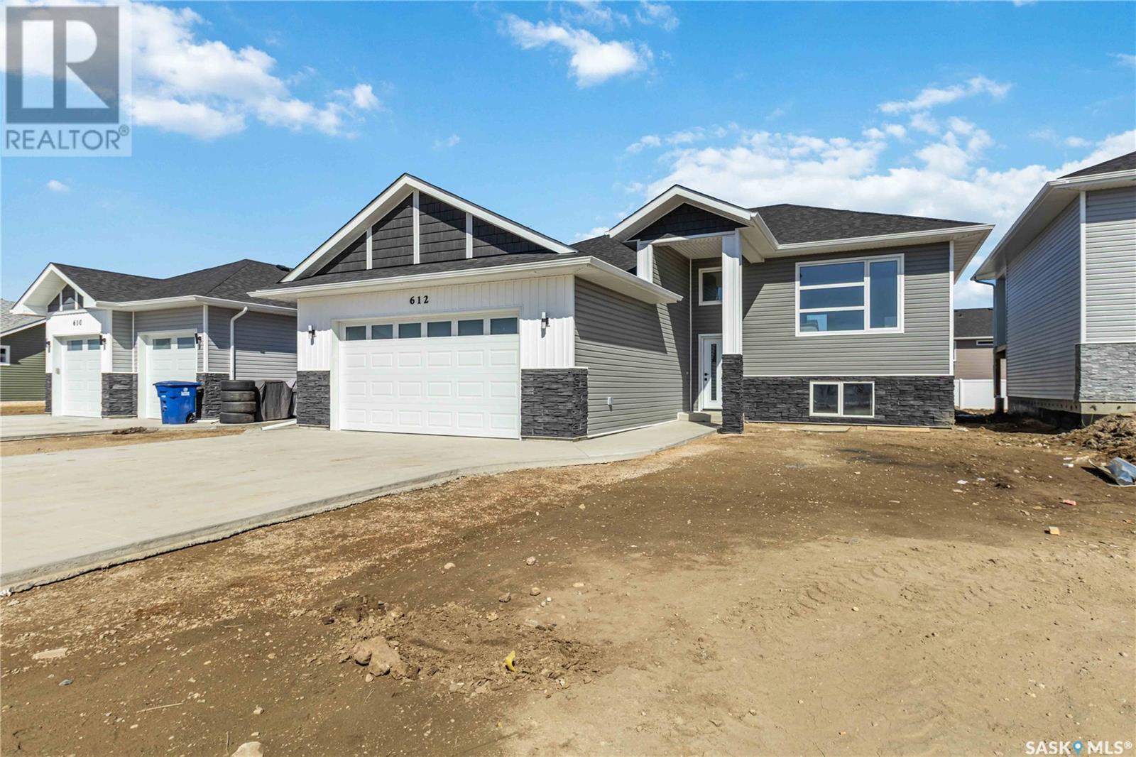 Photo 3 of 840 Ballesteros Crescent, Warman SK