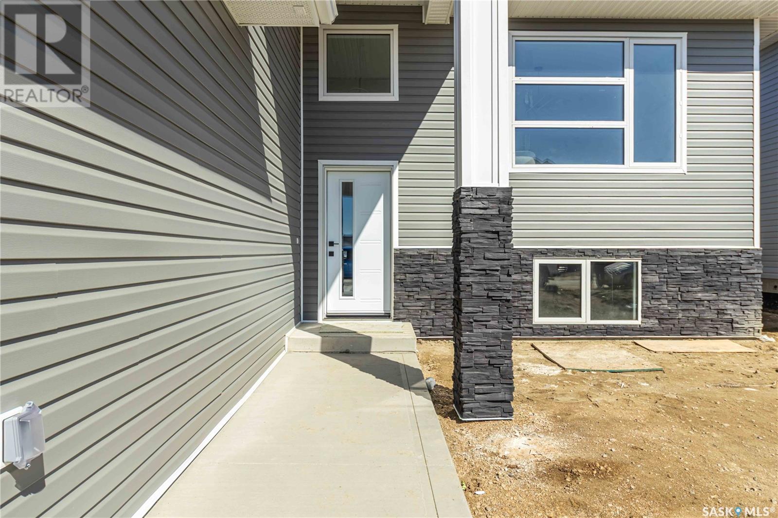 Photo 4 of 840 Ballesteros Crescent, Warman SK