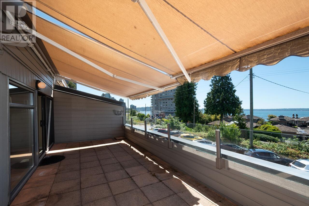 Photo 8 of 203 225 24th Street, West Vancouver BC