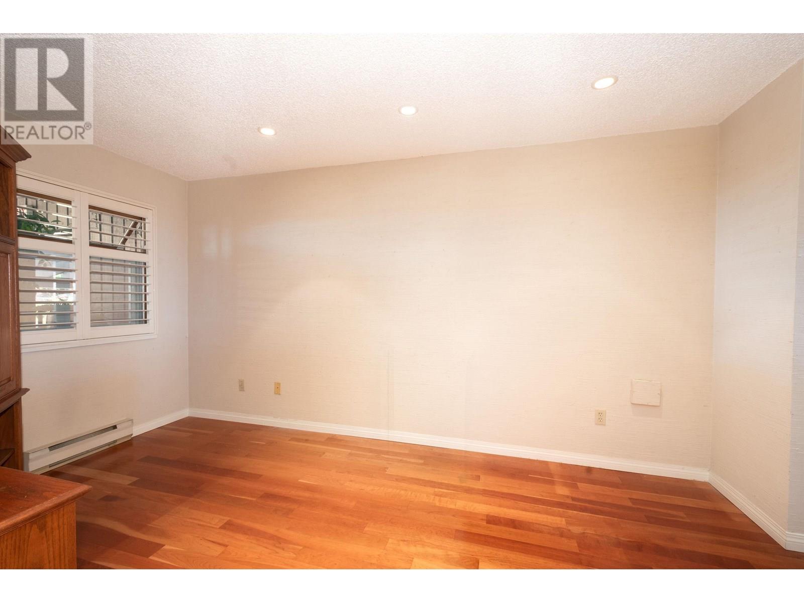 Photo 17 of 203 225 24th Street, West Vancouver BC