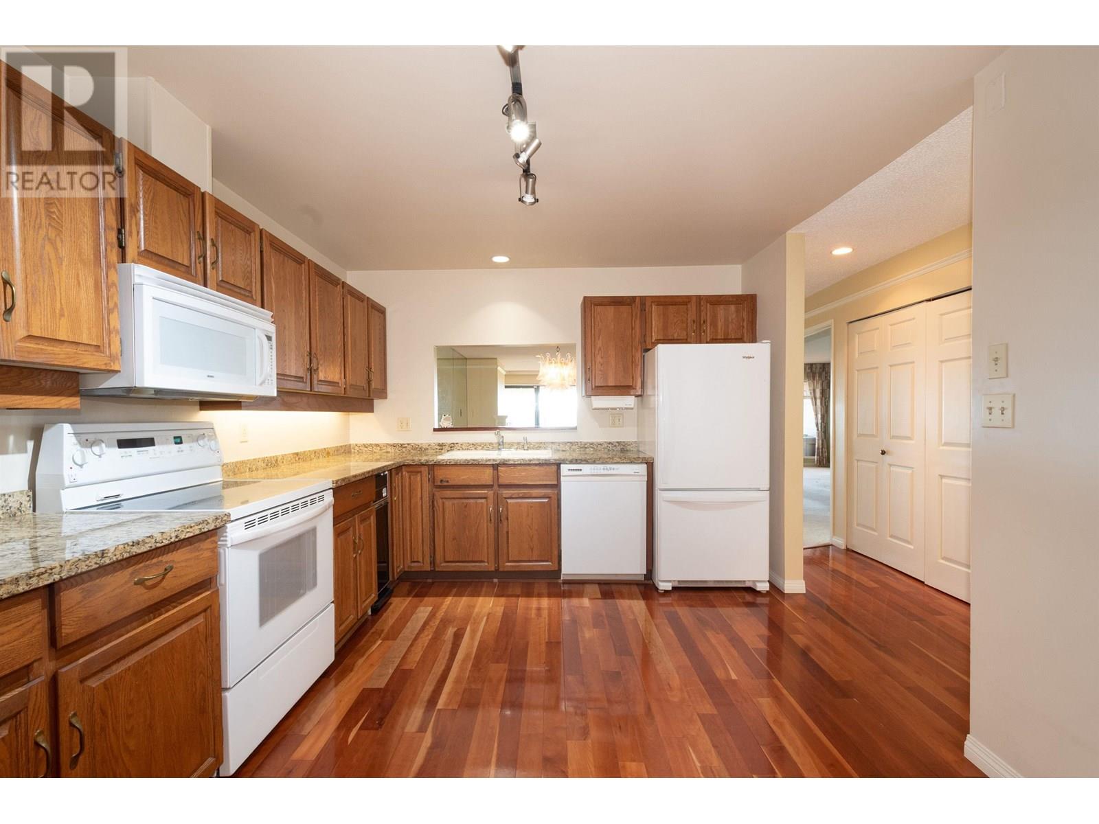 Photo 23 of 203 225 24th Street, West Vancouver BC