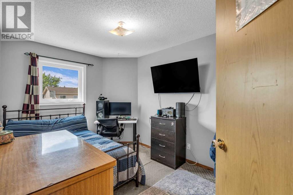 Single Family House 4 Level for Sale in  Erin Green Mews SE Erin Woods Calgary 
