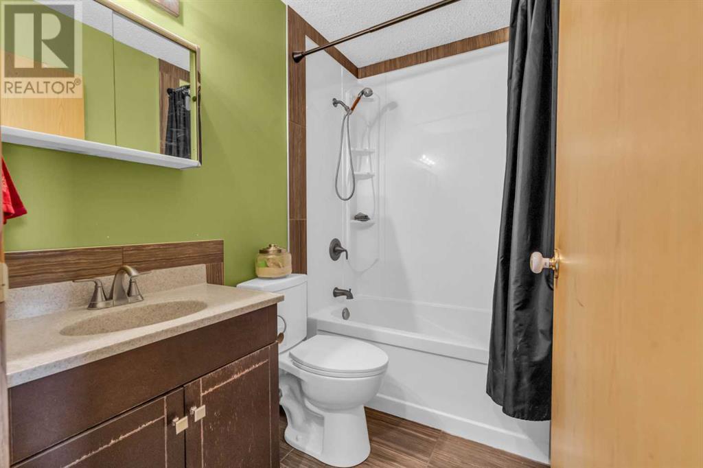 Single Family House 4 Level for Sale in  Erin Green Mews SE Erin Woods Calgary 