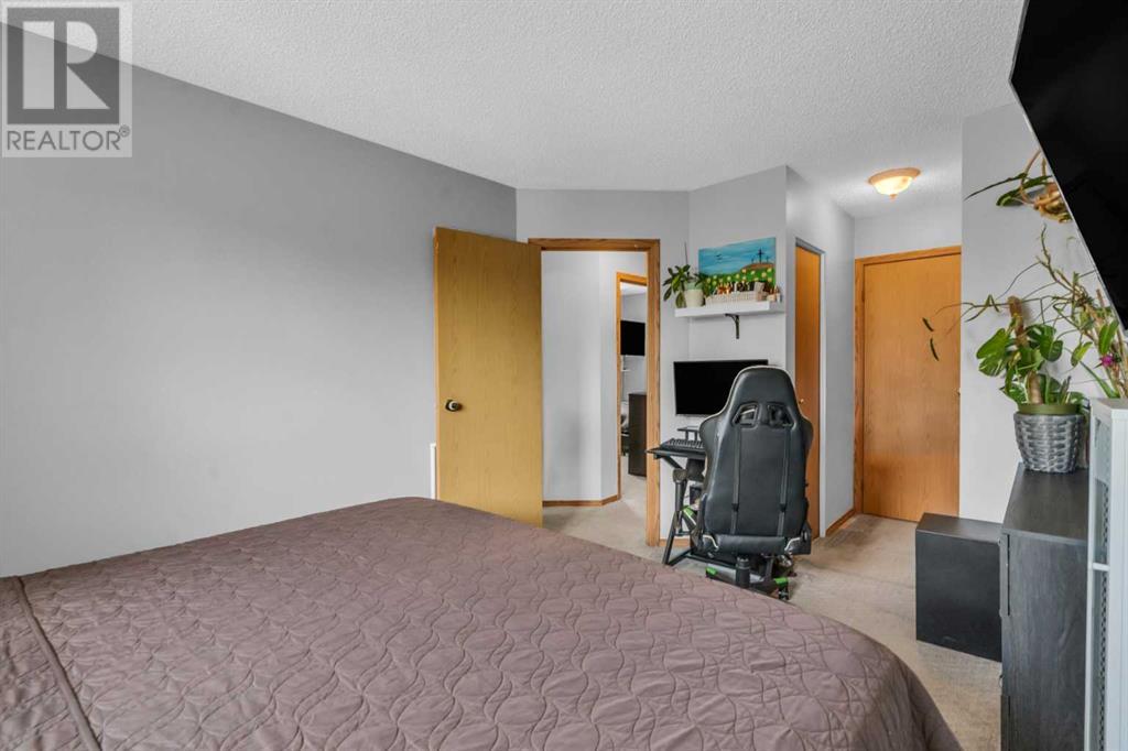 Single Family House 4 Level for Sale in  Erin Green Mews SE Erin Woods Calgary 