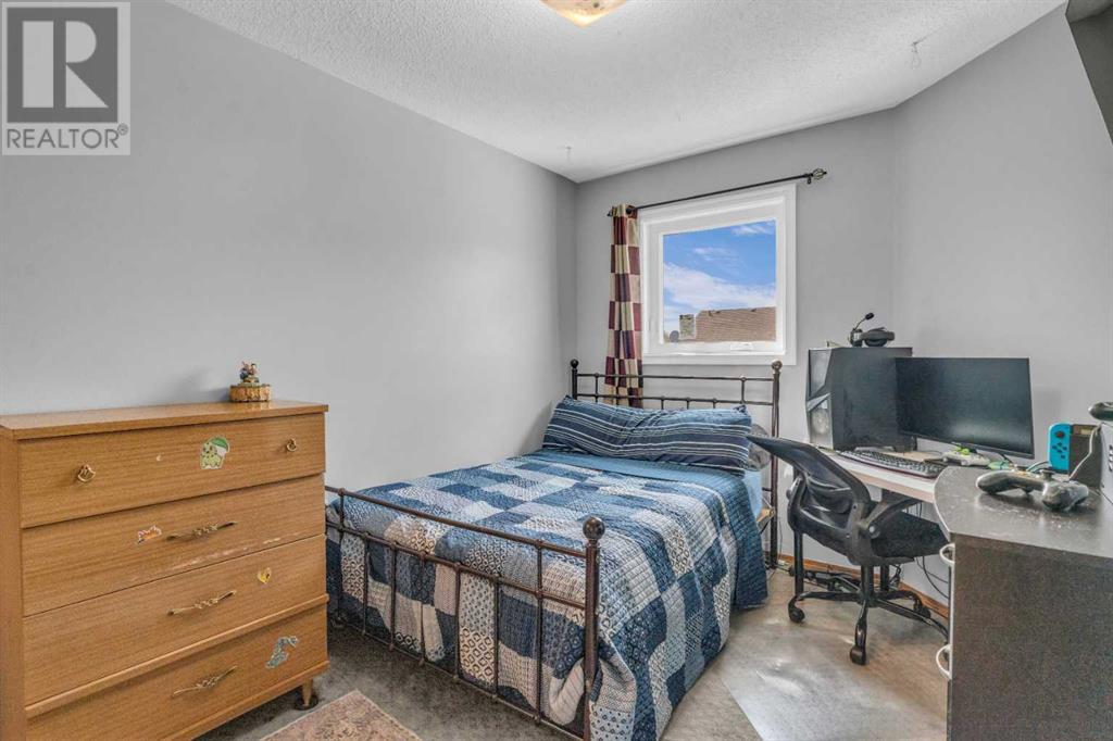 Single Family House 4 Level for Sale in  Erin Green Mews SE Erin Woods Calgary 
