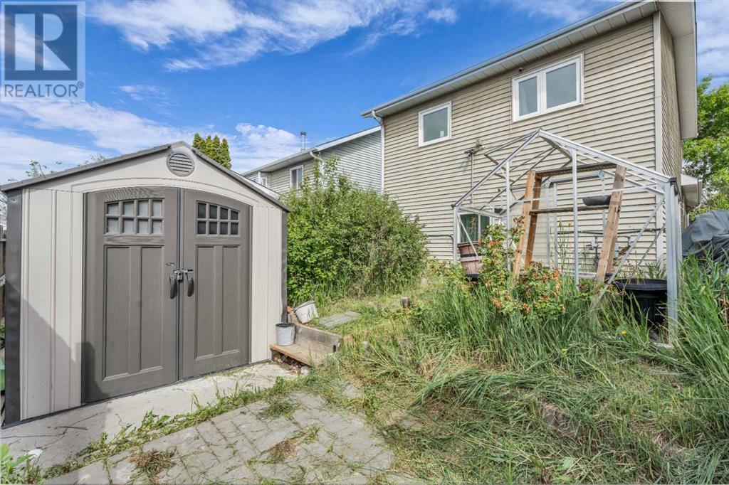 Single Family House 4 Level for Sale in  Erin Green Mews SE Erin Woods Calgary 