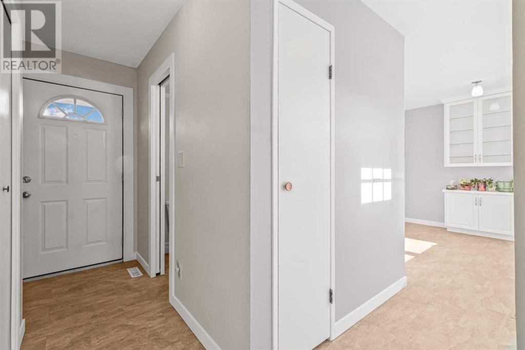 Single Family House for Sale in  Fonda Way SE Forest Heights Calgary 