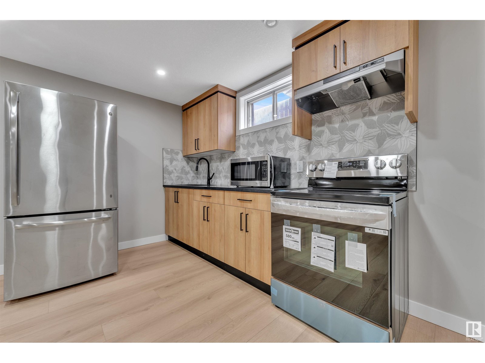 Photo 3 of 6307 20 Av Nw, Edmonton AB