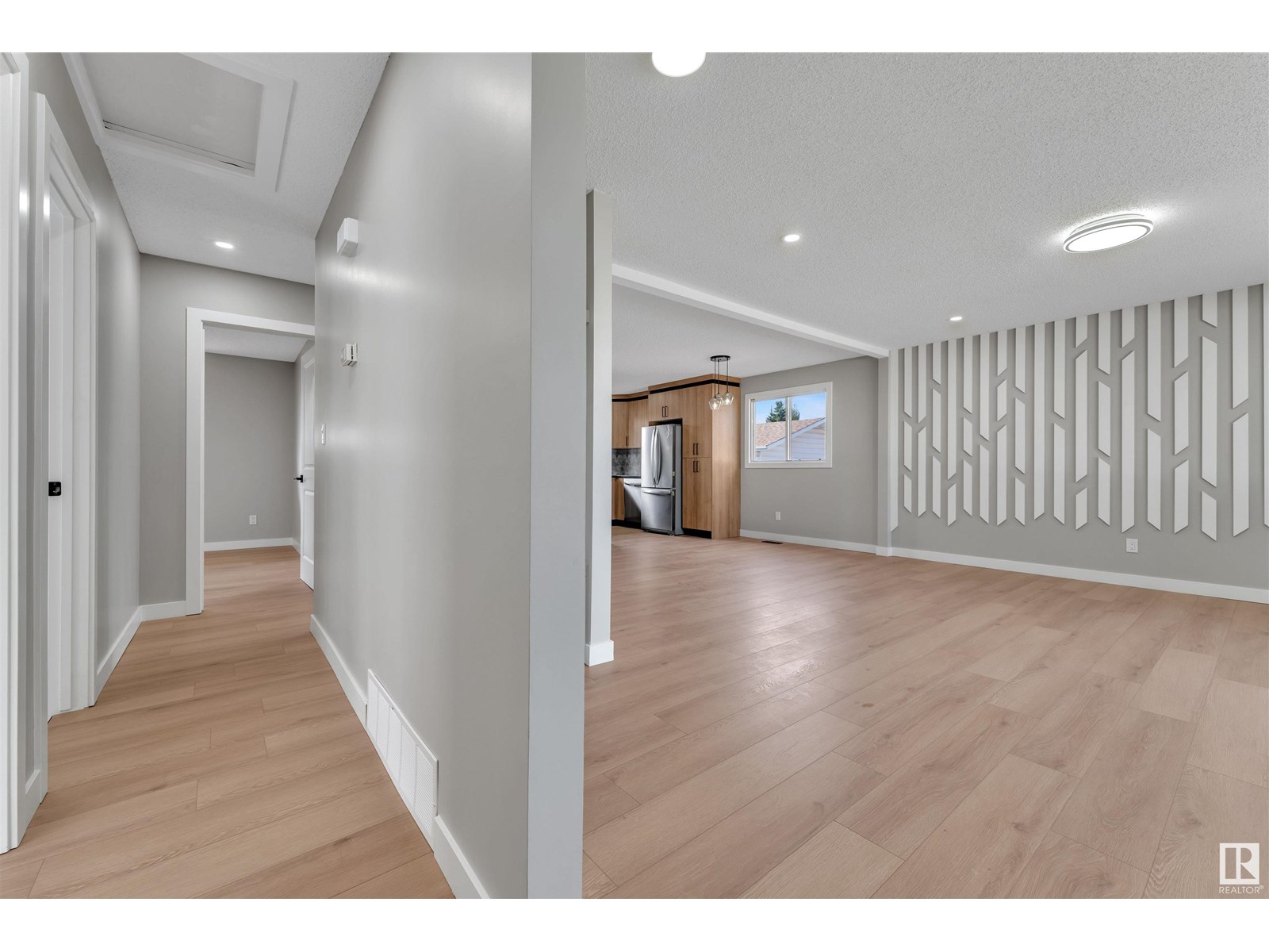 Photo 7 of 6307 20 Av Nw, Edmonton AB