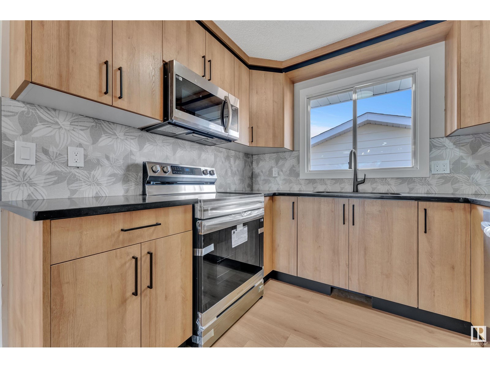 Photo 9 of 6307 20 Av Nw, Edmonton AB