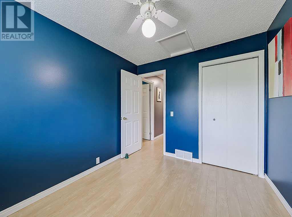 Single Family House Bi-level for Sale in  Bernard Drive NW Beddington Heights Calgary 