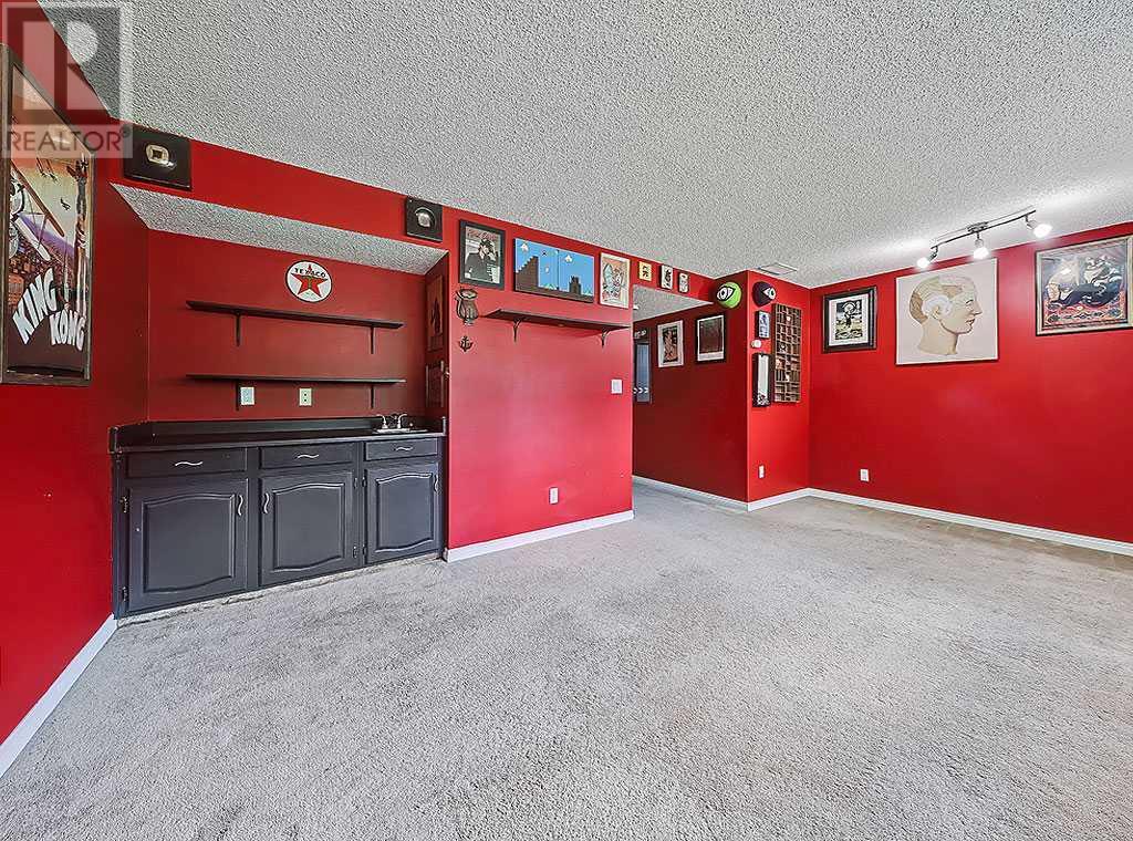Single Family House Bi-level for Sale in  Bernard Drive NW Beddington Heights Calgary 