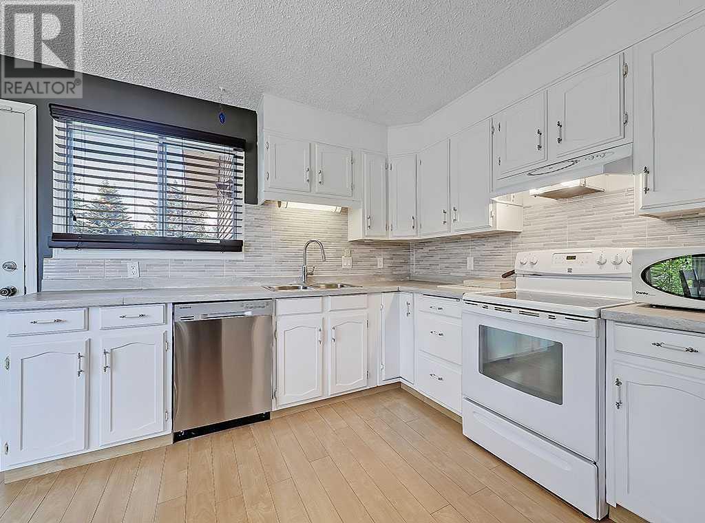 Single Family House Bi-level for Sale in  Bernard Drive NW Beddington Heights Calgary 