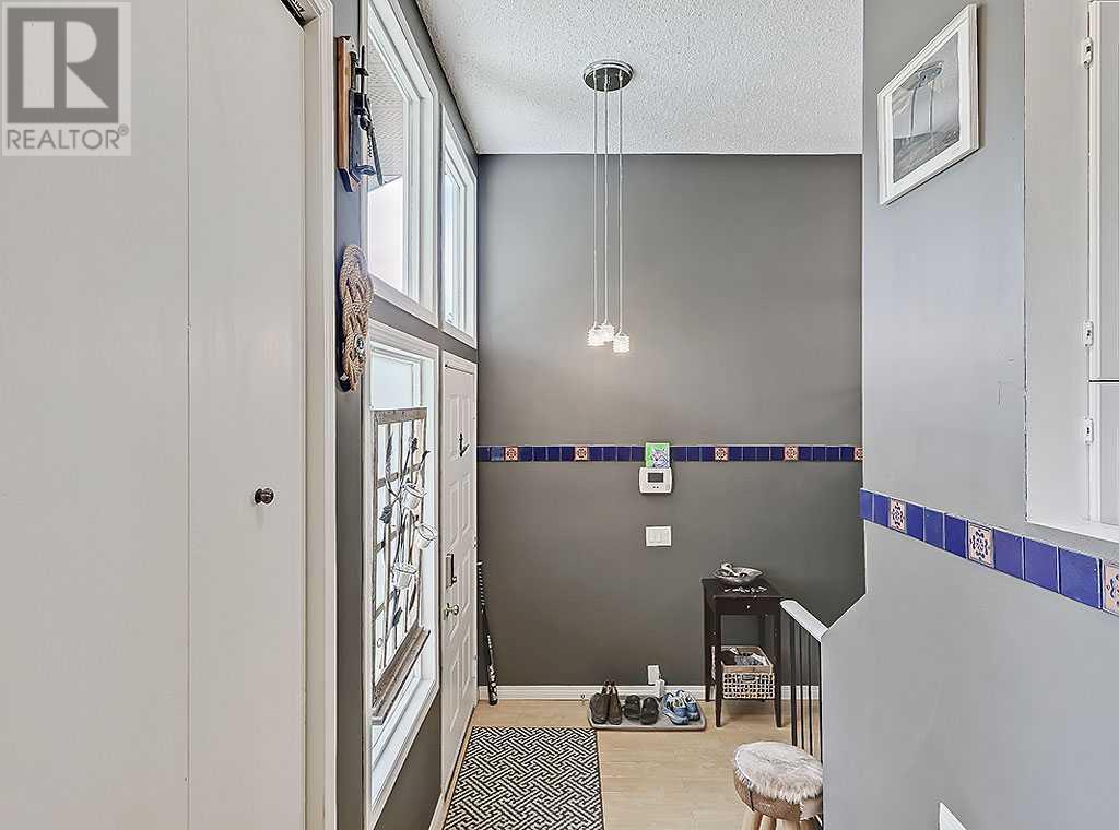Single Family House Bi-level for Sale in  Bernard Drive NW Beddington Heights Calgary 